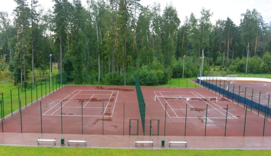 Теннисный корт